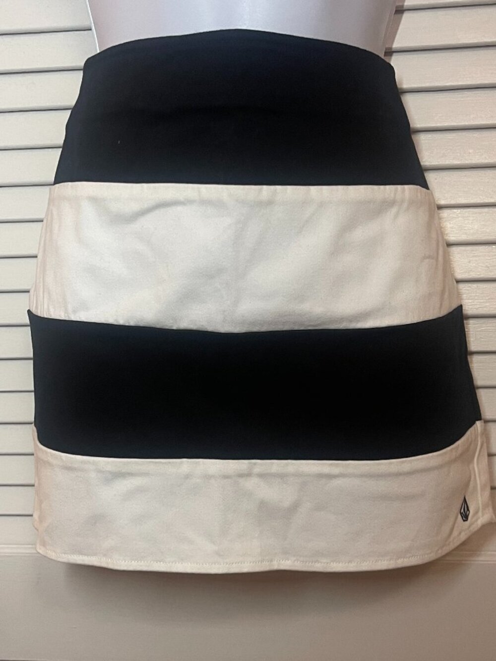 Volcom Frochick Striped Mini Skirt Black White Size 7 Y2K Skater